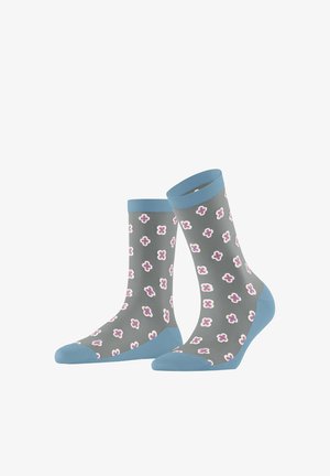 Chaussettes gris moyen montant jusqu'au milieu du mollet avec des bords, talons et orteils bleus, ornées d'un motif répétitif de petites fleurs à quatre pétales roses et blanches.
