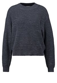 Pull côtelé à manches longues gris foncé, col rond, coupe ample et ourlet légèrement raccourci.