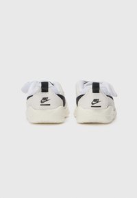 Sapatilhas Nike brancas e pretas com parte superior em malha texturizada, logotipo no calcanhar e colarinho acolchoado. Sola macia com padrão de piso flexível.
