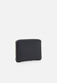 Schwarze Lederbrieftasche mit glatter Textur, rechteckiger Form und goldfarbenem Reißverschlussdetail entlang der Kante. Minimalistisches Design ohne sichtbare Logos.