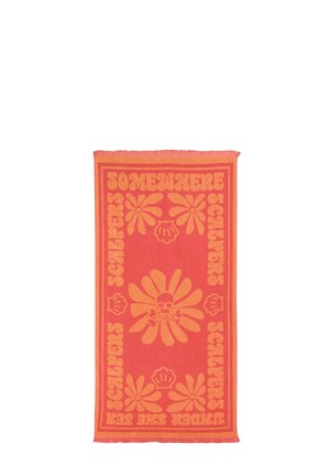Toalla de playa naranja y roja con diseño floral, calavera central con huesos cruzados y texto que dice "Somewhere Scallywags Junkie Sex Scallpers."