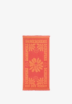 Toalla de playa naranja y roja con diseño floral, calavera central con huesos cruzados y texto que dice "Somewhere Scallywags Junkie Sex Scallpers."