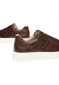 Sneaker in pelle marrone con suola in gomma bianca, punta tondeggiante e dettagli perforati per la traspirabilità. Design classico con lacci.