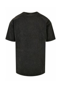 Camiseta de manga corta negra hecha de tela de denim. Presenta un cuello redondo clásico y un ajuste ligeramente holgado con detalles de costura visibles.