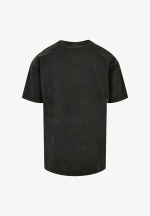 Mustapaitainen, lyhythihainen t-paita, joka on valmistettu farkkukankaasta. Ominaisuuksiin kuuluu klassinen pyöreä kaula-aukko ja hieman löysä istuvuus, jossa on näkyviä ompelutietoja.