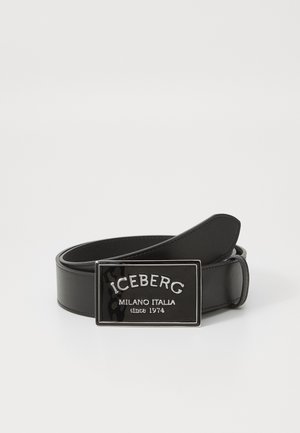 Cinturón de cuero negro con una hebilla rectangular brillante que presenta el texto en relieve "ICEBERG MILANO ITALIA desde 1974." Textura suave y líneas limpias.