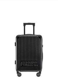 Czarna walizka twarda z pionowymi żłobieniami, wysuwaną rączką i czterema kołami. Posiada wytłoczone logo z przodu oraz trwały materiał.