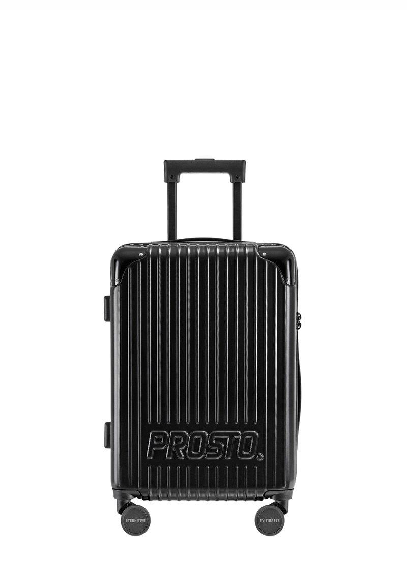 Czarna walizka twarda z pionowymi żłobieniami, wysuwaną rączką i czterema kołami. Posiada wytłoczone logo z przodu oraz trwały materiał.