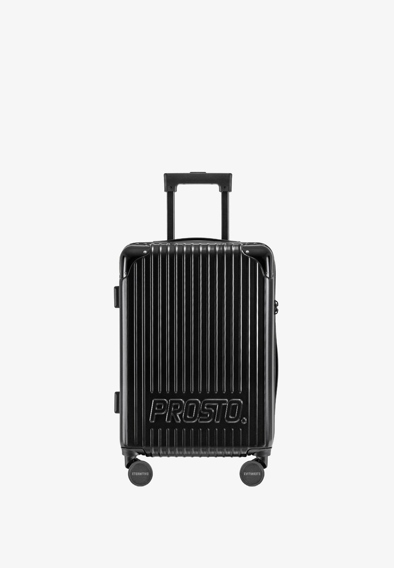 Czarna walizka twarda z pionowymi żłobieniami, wysuwaną rączką i czterema kołami. Posiada wytłoczone logo z przodu oraz trwały materiał.