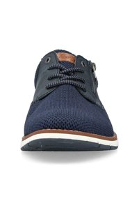 Scarpe blu navy con tomaia in maglia testurizzata, dettagli in pelle e particolari in marrone. Presentano lacci e una cerniera laterale per un facile indossamento.