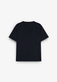 Camiseta de algodón azul marino con cuello redondo y mangas cortas. Textura suave, corte ligeramente holgado, sin patrones o adornos visibles.