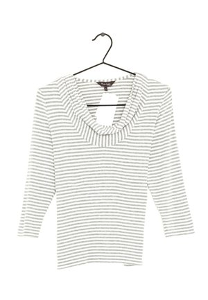 Koszula w paski z dekoltem typu cowl, wykonana z lekkiego materiału. Posiada szare i białe poziome paski oraz rękawy o długości trzech czwartych.