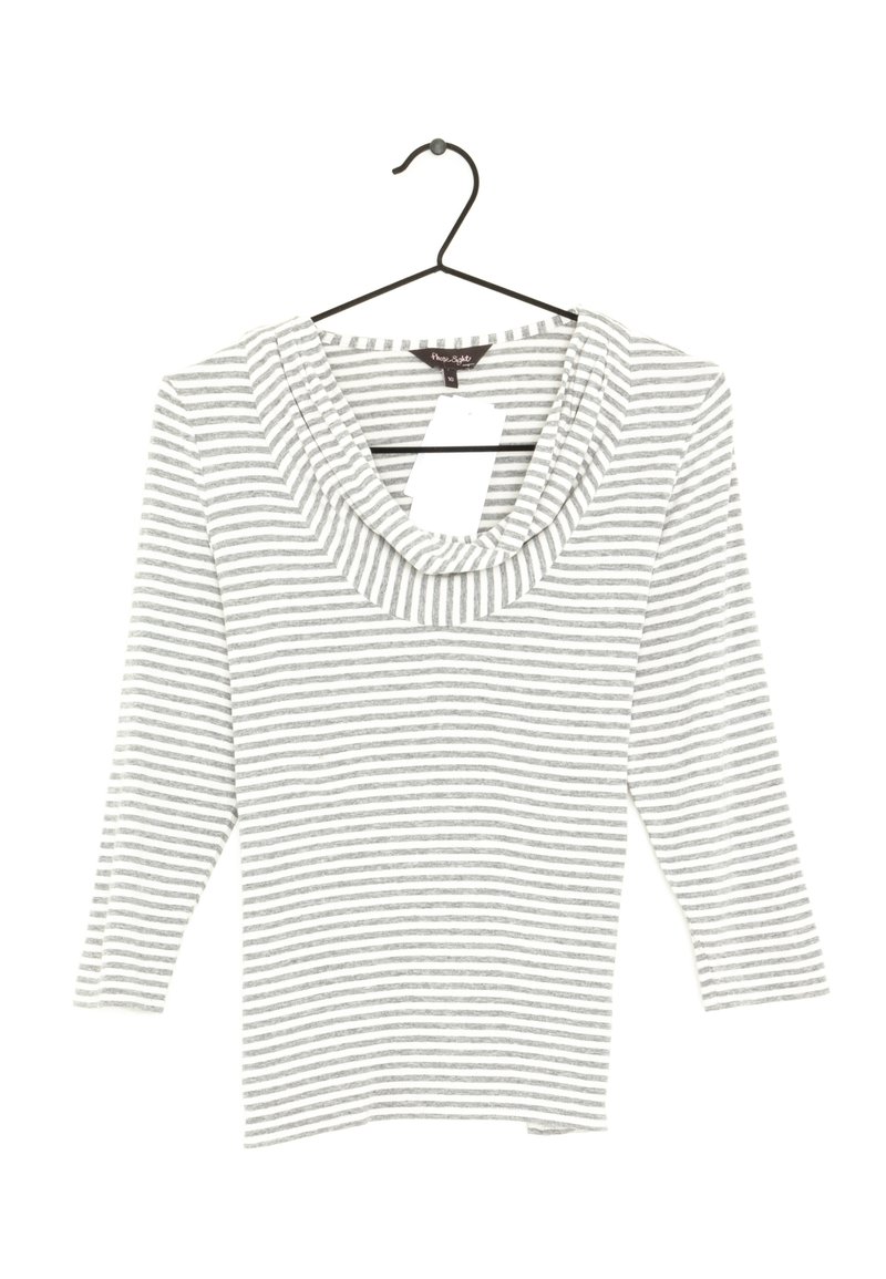 Gestreepte shirt met een cowl-halslijn, gemaakt van lichtgewicht stof. Heeft grijze en witte horizontale strepen en driekwart mouwen.