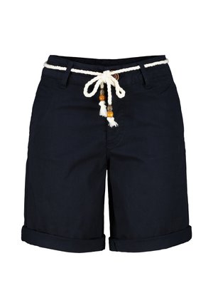 Marineblaue Shorts mit umgeschlagenem Saum, vorderen Taschen und einem weißen Seilgürtel mit Holzperlen, der an der Taille zu einem Knoten gebunden ist.