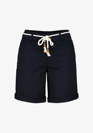 Marineblauwe shorts met opgerolde zoom, voorzakken en een witte koordriem met houten kralen, geknoopt in de taille.