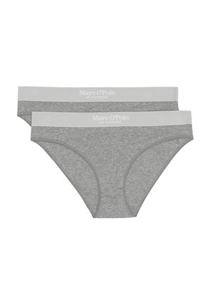 Grijze katoenen onderbroeken met een zachte elastische tailleband met de tekst "Marc O’Polo EST. IN STOCKHOLM" erop gedrukt. Twee paren tentoongesteld, minimalistisch ontwerp.