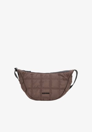 Brun quiltet stof talje taske med sort lynlås og justerbar sort rem, med "Joch Jeans" logo foran i midten.