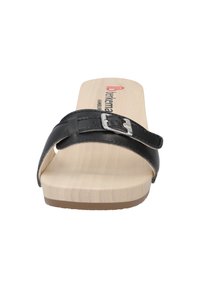 Schwarze Leder-Sandale mit einem silbernen Schnallenverschluss, ausgestattet mit einer natürlichen Holzinnensohle und einer braunen Gummiaußensohle, minimalistisches Design.