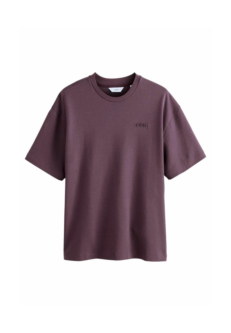 Lilla bomulds t-shirt med korte ærmer, rund hals og diskret logo-detail på brystet. Glat tekstur og afslappet pasform.