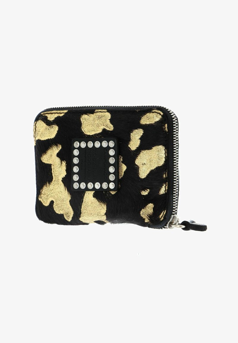Cartera de estampado de leopardo en negro y dorado con un acabado texturizado similar al pelo, cremallera plateada y un adorno cuadrado con rhinestones.
