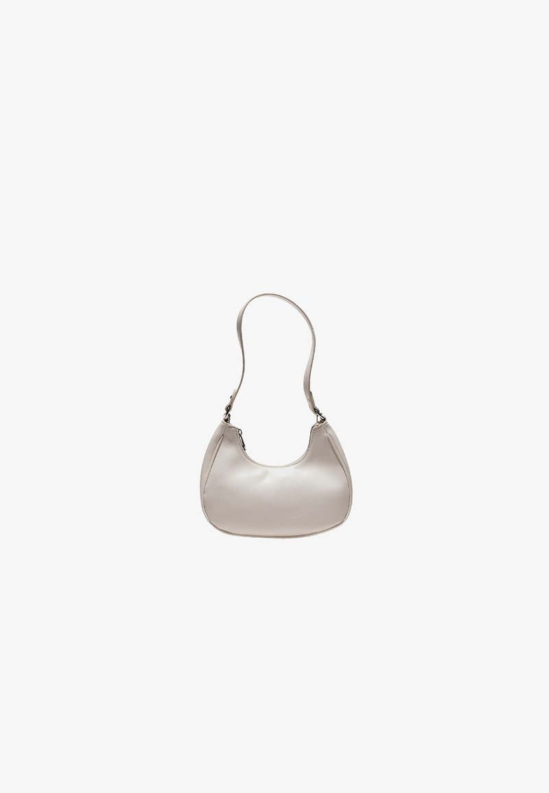Petit sac à bandoulière en cuir beige clair avec une seule sangle courbée et des garnitures en métal argenté sur fond blanc.