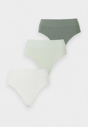 Τρία γυναικεία seamless εσώρουχα με ψηλή μέση σε σκούρο πράσινο, ανοιχτό πράσινο και λευκό, στοιβαγμένα σε λευκό φόντο.