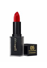 Rossetto opaco rosso in un elegante tubetto nero, con una punta appuntita. La confezione include una scatola nera etichettata "05 KISS AFFAIR MAT EXTRAVAGANZA."