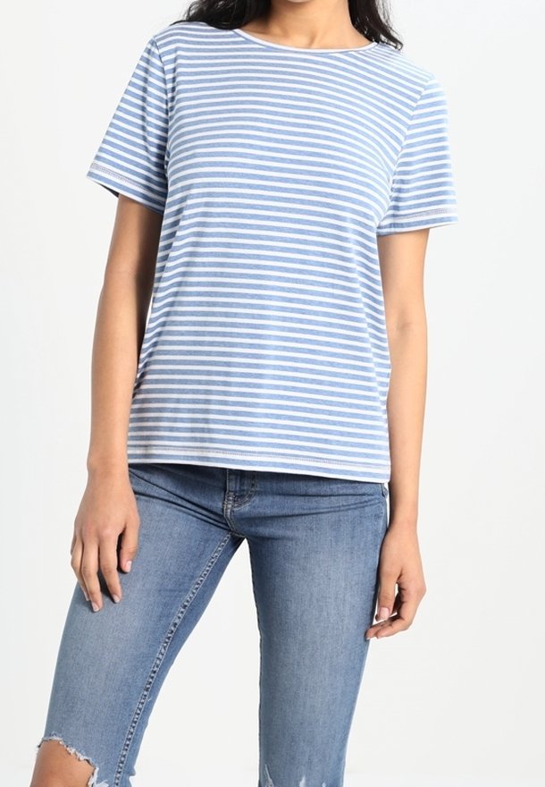 T-shirt bleu clair avec des rayures blanches horizontales, manches courtes, col rond, associé à un jean en denim déchiré, coupe décontractée.