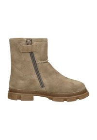 Beige suède enkellaars met een zijrits en klittenbandsluiting. Dikke, gestructureerde zool met een robuust profiel. Eenvoudig, stevig ontwerp.
