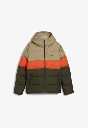 Padded jacket z kapturem w kolorach beżowym, pomarańczowym i zielonym, z blokowaniem kolorów. Przedni zamek błyskawiczny oraz boczne kieszenie w gładkiej, pikowanej teksturze.