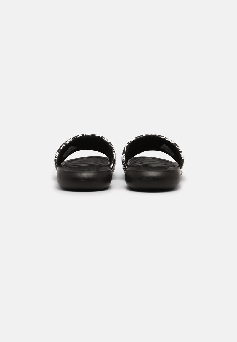 Chanclas negras con una plantilla texturizada y una correa de diseño contrastante. Punta redonda y diseño sin espalda para un uso fácil.