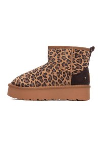 Botín de tobillo de estampado de leopardo hecho de suave gamuza con suela de goma marrón. Presenta un caña corta y una lengüeta en la parte posterior para facilitar su uso.