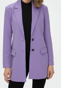 Laventelinvihreä bleiseri, jossa on räätälöity istuvuus, terävät liivit, kaksi etutaskua ja yksi musta nappisulku; sileä pinta, puolipitkät hihat.