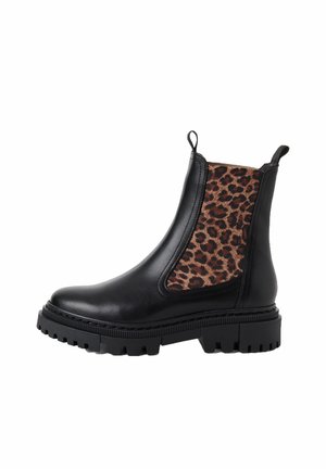 Botín negro de cuero con suela gruesa y paneles laterales elásticos con estampado de leopardo en tonos marrones y negros.