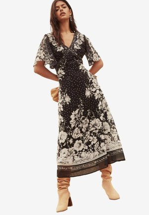 Lipsy FLUTTER SLEEVE FLORAL - Vapaa-ajan mekko - black white spot