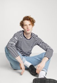 Tommy Hilfiger SLIM FIT - Hosszú ujjú felső - desert sky/white
