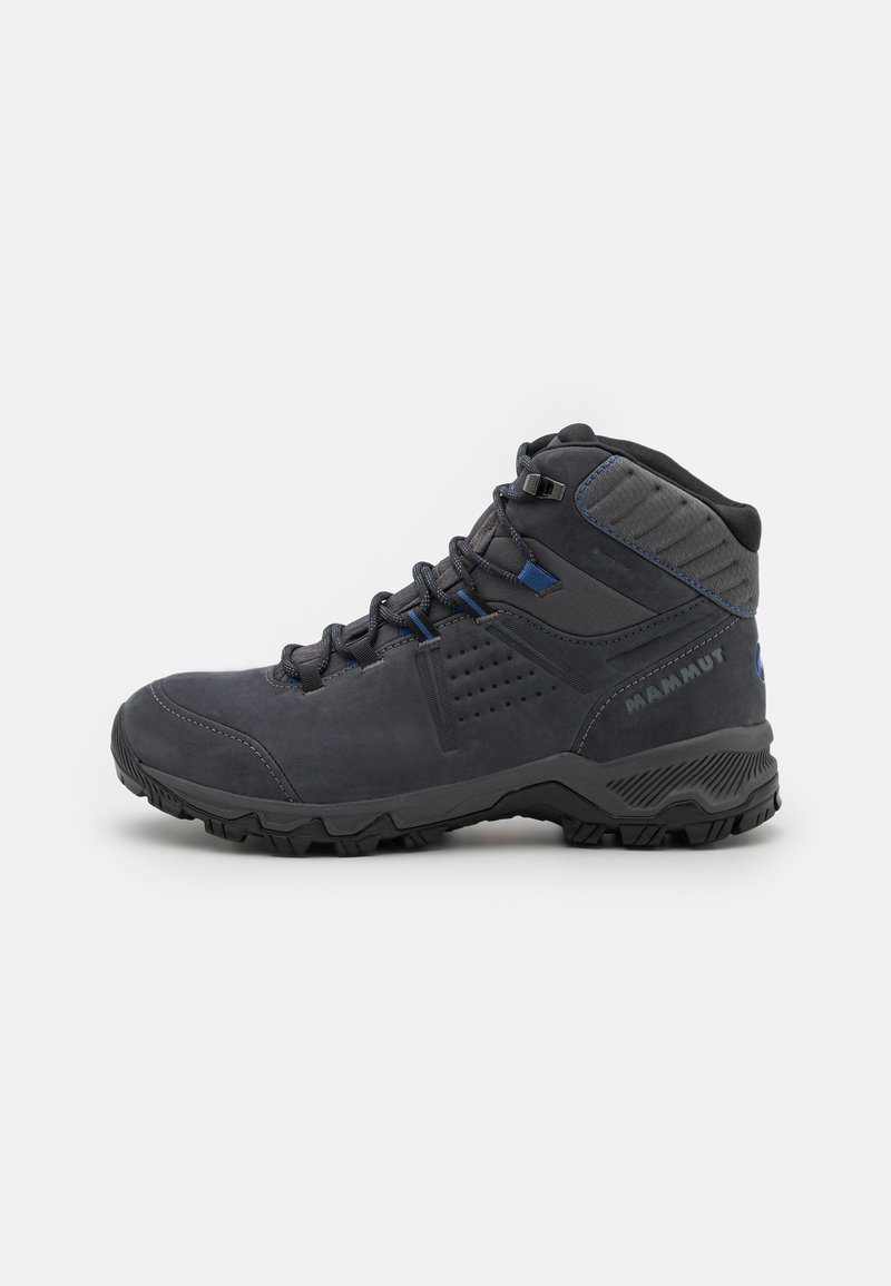 Ciemnoniebieskie buty trekkingowe z górnej części wykonanej ze skóry i siateczki, z wyściełanym kołnierzem, sznurowanym zapięciem, gumową podeszwą oraz wzorami zapewniającymi przyczepność na zewnętrznej podeszwie.