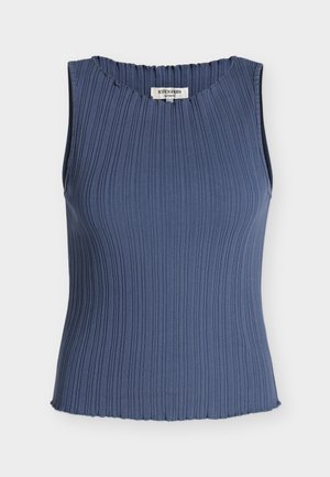 Top bez rukava od rebraste pletenine u praškasto plavoj boji s okruglim izrezom i suptilnim valovitim rubovima na ovratniku i rubu.