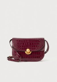 Bourgognefarvet crossbody-taske i krokodillepræget læder med en guldfarvet rund lås og aftagelig rem. Kompakt rektangulær form.