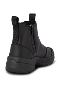 Bottine en cuir noir avec fermeture éclair latérale, languettes à l'avant et à l'arrière, panneau de talon texturé et semelle épaisse en caoutchouc.