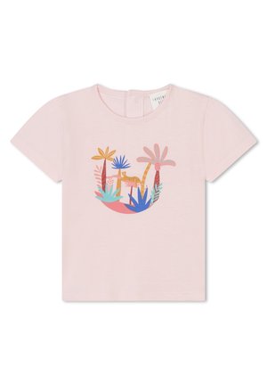 T-shirt à manches courtes rose clair avec une illustration colorée sur le thème de la jungle, représentant un léopard et des plantes tropicales. Matière en coton.