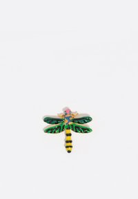 Broche de libélula, con alas de metal en verde y dorado, un cuerpo a rayas amarillo y negro, y un detallado colorido con una cabeza rosa.
