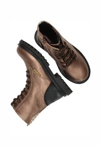 Bruine leren enkellaarzen met een gestructureerde afwerking, zwarte rubberen zool en metalen oogjes. Voorzien van gouden veters en een gevoerde kraag.