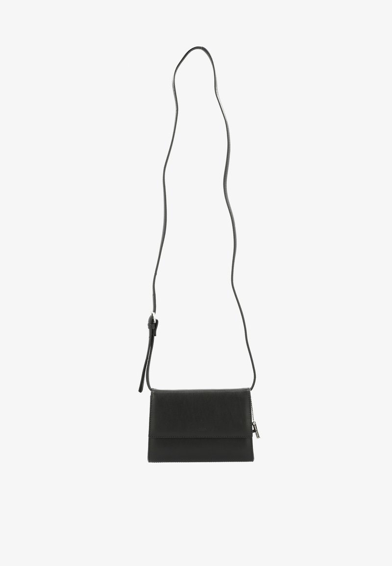 Petit sac bandoulière en cuir noir avec une longue sangle ajustable et un rabat avant à fermeture.