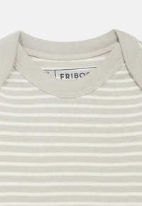 Baby-Body aus Baumwolle in Hellgrau mit weißen, horizontalen Streifen. Verfügt über einen weichen, runden Halsausschnitt und eine enganliegende Passform. Etikett am Kragen sichtbar.