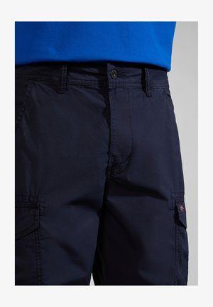 Jūras spēku krāsas cargo šorti, kas izgatavoti no viegla auduma, ar pogu aizdari, šuvju detaļām un sānu kabatu ar mazu karoga emblēmu.