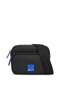 Borsa a tracolla rettangolare nera con due scomparti con cerniera, cursori delle cerniere blu, patch del logo blu e tracolla larga nera con testo in rilievo.