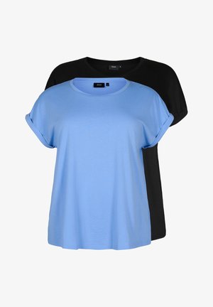 Deux t-shirts : un bleu clair et un noir, tous deux avec des manches courtes roulées, des cols ronds et un tissu doux et lisse.