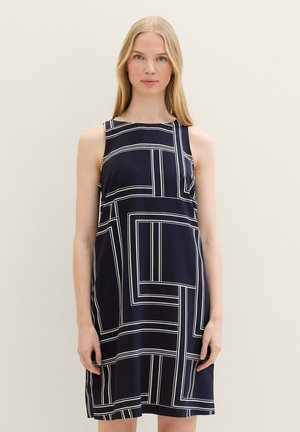 Robe marine avec un design sans manches et un motif géométrique à lignes blanches. Tissu léger, coupe décontractée, longueur genoux, encolure ronde.