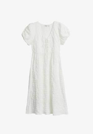 Biała sukienka z teksturowanej tkaniny, krótki bufiaste rękawy, dekolt w szpic oraz detal w postaci wiązania na wysokości biustu, sięgająca do połowy łydki.